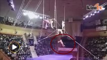 Video: Wanita jatuh dari ketinggian 12 meter ketika aksi akrobatik