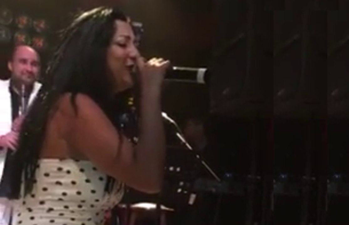 ΕΒΙΤΑ ΣΕΡΕΤΗ / LINET - Και Σ' αγαπω | Istanbul Istanbul Olalı (Lyrics) - Live at Jolly Joker 2015