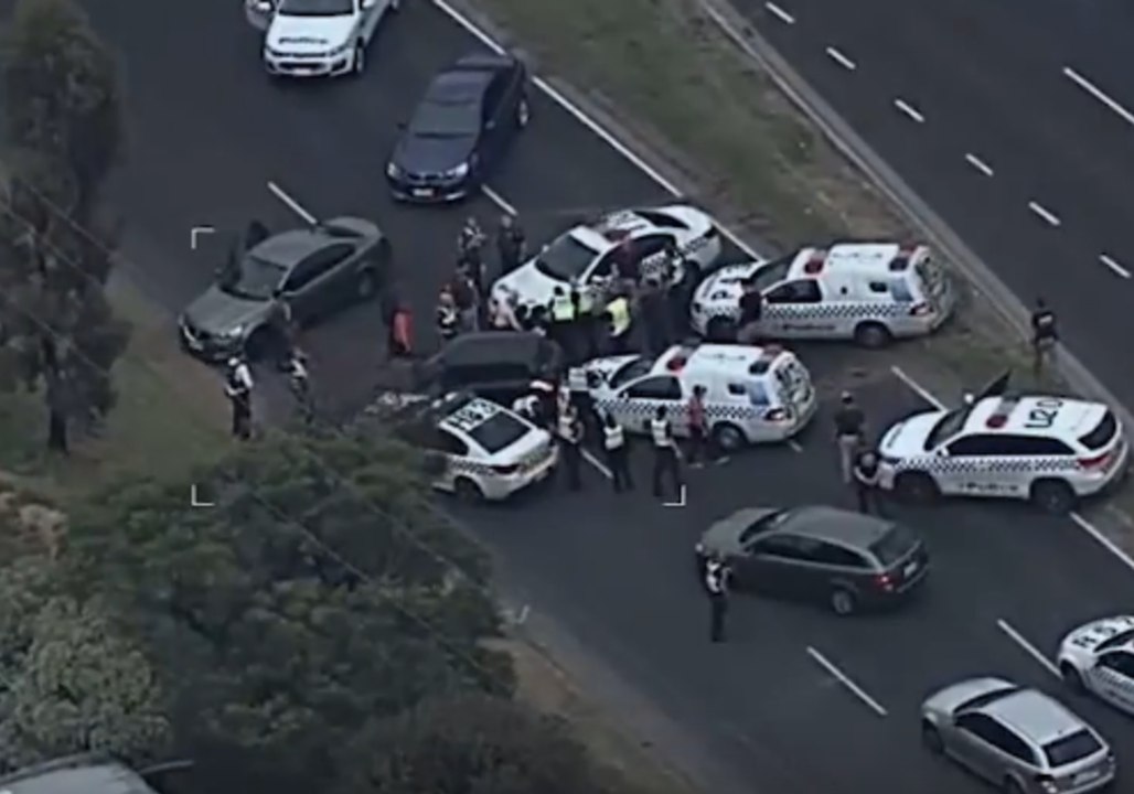 Police Helicopter Captures Dramatic Pursuit of Burglary Suspect Through Packenham