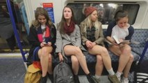 Londinenses viajan en metro sin pantalones como parte de un evento mundial