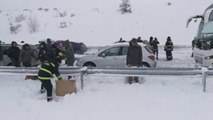 Carreteras cortadas y miles de vehículos atrapados por la nevada