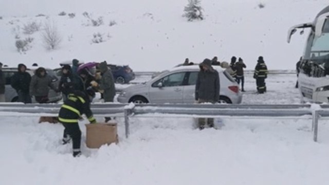 Carreteras cortadas y miles de vehículos atrapados por la nevada