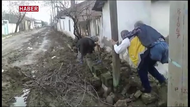 Ambulans şoförü hastayı sırtında taşıdı