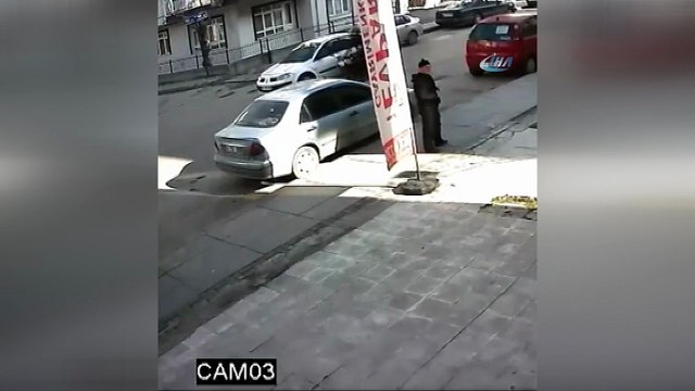 Başkent'te sürücülerin kavgası güvenlik kamerasına yansıdı