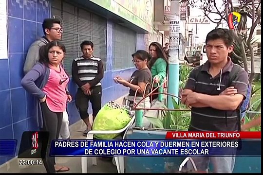 Padres llevan días haciendo colas para conseguir vacantes en colegios estatales