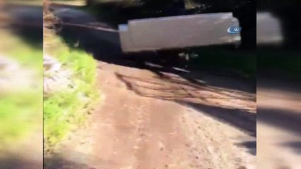 Motosikletle çekyat taşıyan vatandaş pes dedirtti...O anlar kamerada