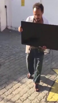 Quand le concierge surprend des voleurs et qu'il n'est pas commode du tout!