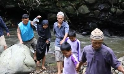 Anak-anak Seberangi Sungai untuk Pergi ke Sekolah