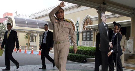 Darbeci Başbakan Gazetecilerin Önüne Maketini Koydu, "Soruları Buna Sorun" Dedi