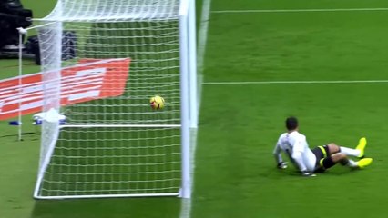 Il célèbre son but dans les bras de ses supporters et prend la rouge