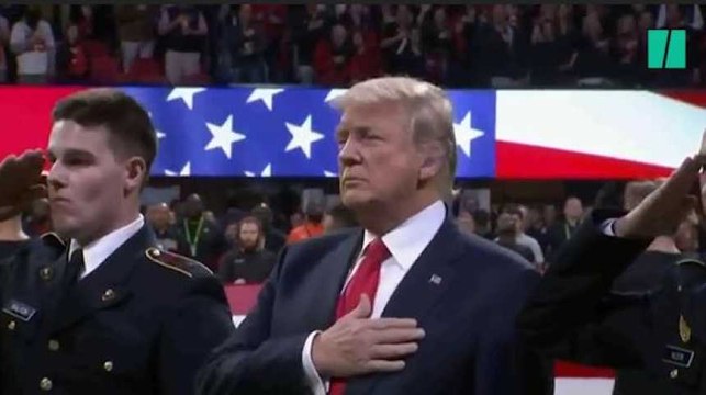 Donald Trump a-t-il oublié les paroles de l'hymne national pendant ce match?