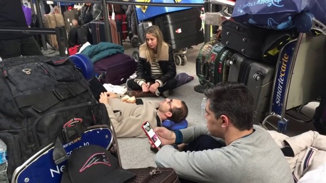 A l'aéroport JFK de New York, les passagers dans la galère