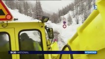 Hautes-alpes : ils descendent la vieille ville de briançon en snowboard après de fortes chutes de neige