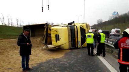 TEM'de kaza...İstanbul istikameti Celaliye mevkiinde kamyon devrildi