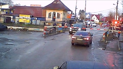 une voiture échappe de peu à une collision avec un train