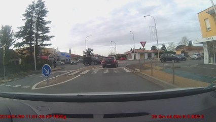 dépassement débile dans rond point à marcheprime