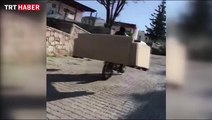3 metrelik çekyatı motosikletle taşıdı