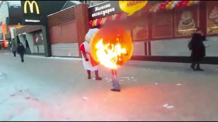 2 mascottes s'embrouillent et s'enflamment en pleine rue !