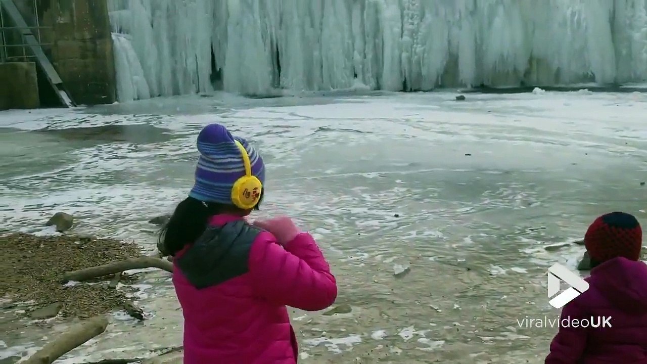 Cette rivière est entièrement gelée suite à l'hiver record aux USA !