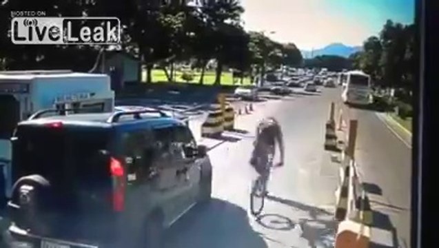 Rencontre soudaine entre un piéton et un cycliste.. Gros soleil !