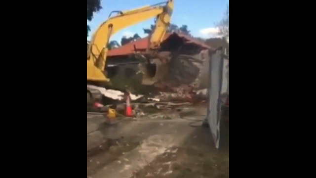 Cette pelleteuse perd sa pelle à côté d'un ouvrier !!