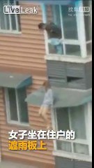 Ce pompier sauve par les cheveux une femme du suicide en Chine !