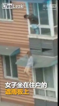 Ce pompier sauve par les cheveux une femme du suicide en Chine !