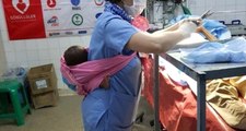 Afrika'da Gönüllü Hemşirelik Yapan Türk, Ameliyatına Girdiği Hastanın Bebeğini Sırtında Taşıdı