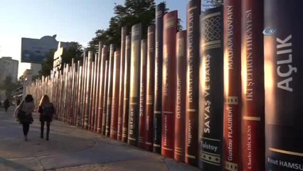 Bu Duvarı Görenler Durup Bir Daha Bakıyor