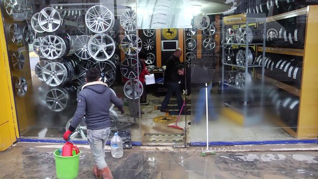 Şebeke suyu borusu patladı, iş yerlerini su bastı - SİVAS