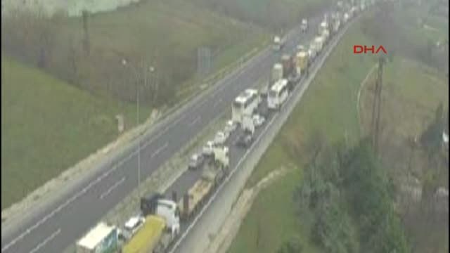 Tem Otoyolu'nda Hafriyat Kamyonu Devrildi: Yol Bir Süre Trafiğe Kapandı 3
