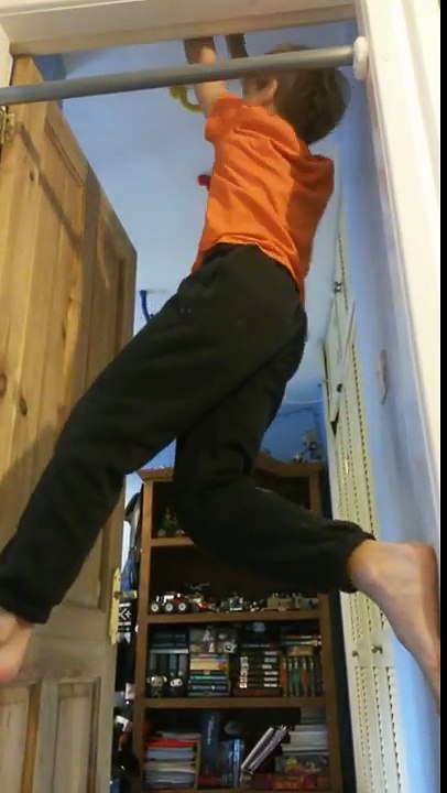 Un papa installe un mur d’escalade dans les escaliers pour monter à l’étage