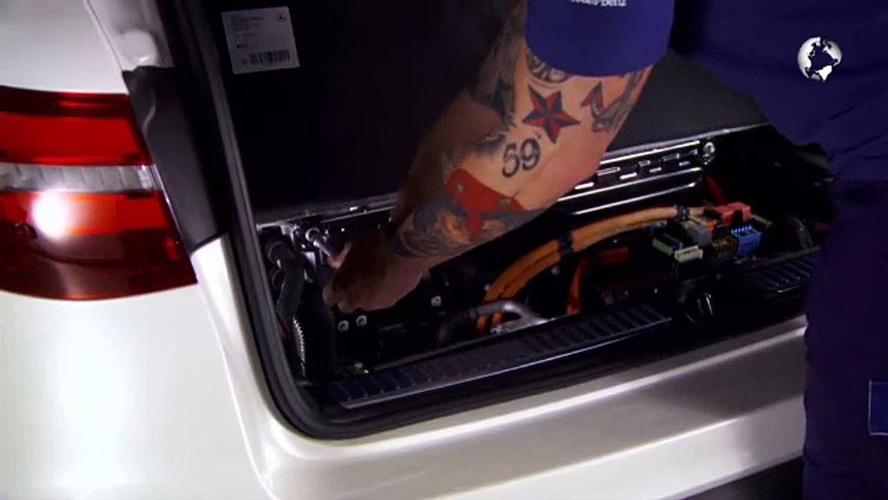 Déposer, poser, la partie latérale de la garniture intérieure du compartiment déchargement Type 253