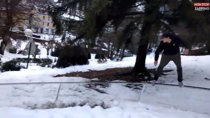 Un jeune homme glisse en chaussures sur un rambarde enneigée (vidéo)