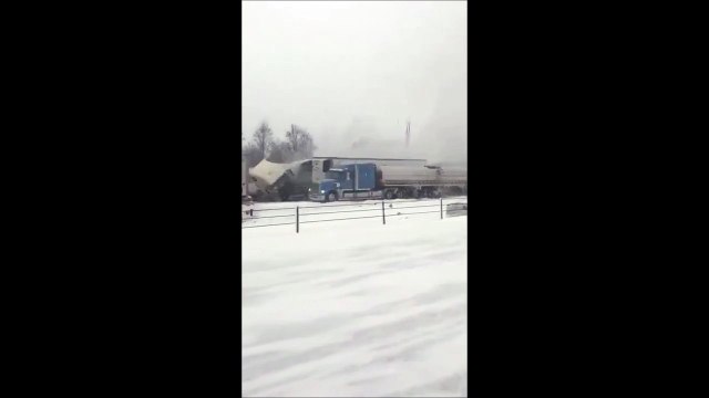 Quand la neige et le verglas sème une pagaille monstre sur une autoroute