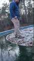 Homem tenta caminhar em cima de piscina coberta com gelo