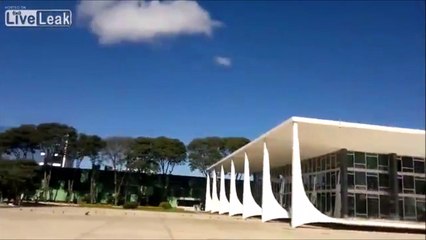 Descargar video: Quand 2 avions passent le mur du son au dessus du parlement brésilien et que toutes ses vitres volent en éclat