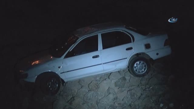 15 Metrelik Uçuruma Yuvarlanan Otomobildeki 7 Kişi Burunları Bile Kanamadan Kurtuldu- Uçuruma...