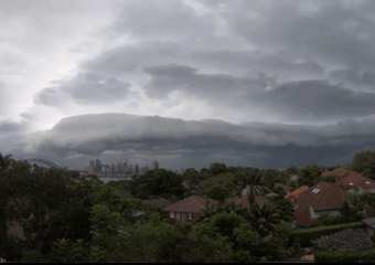 Video herunterladen: Timelapse Shows Storm Move Through Sydney