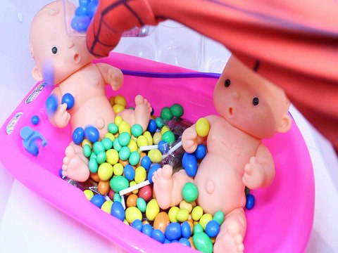 Baby Doll Bath Time Learn Colors Big & Small Babies Family Finger Song Kids Children Nursery Rhymes Songs