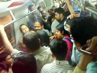 Girl fighting with men in Delhi Metro