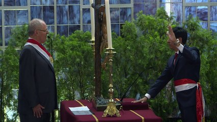 Kuczynski nombra nuevos ministros y pide dar estabilidad a Perú