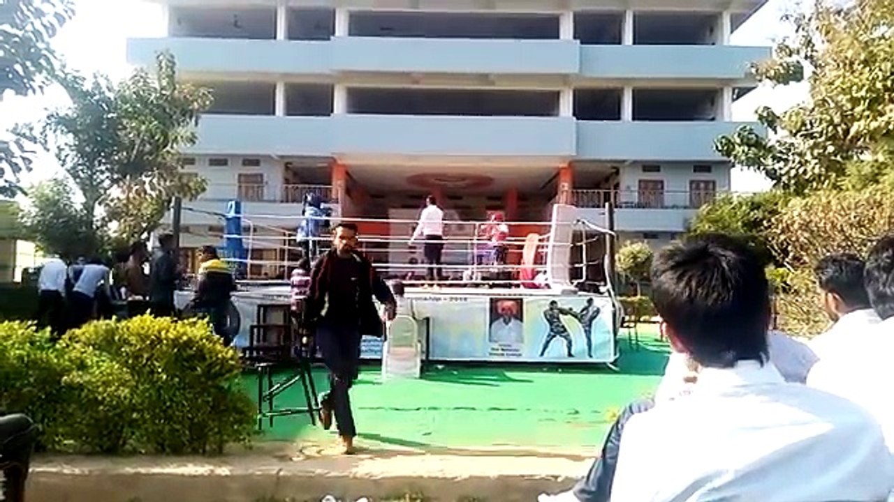 State leval girls jaipur maharaja college fighting