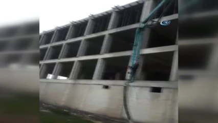 İnşaat İşçisi 3'üncü Kata Beton Mikserinin Borusuna Tutunarak Çıktı...o Anlar Kamerada