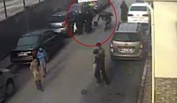 Yolda yürüyen kadına kapkaç anı kamerada