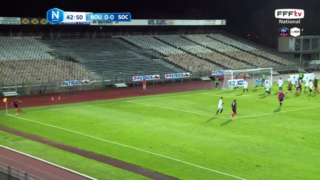 Superbe tête qui trouve le poteau!