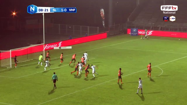 Le corner est directement boxé par le gardien de Laval HAUTBOIS.