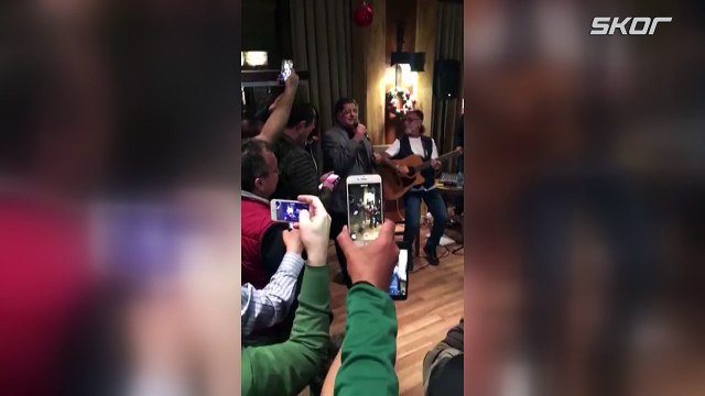 Yeşil sahaların renkli ismi Teknik Direktör Yılmaz Vural, hünerlerini bu kez şarkı söyleyerek gösterdi.