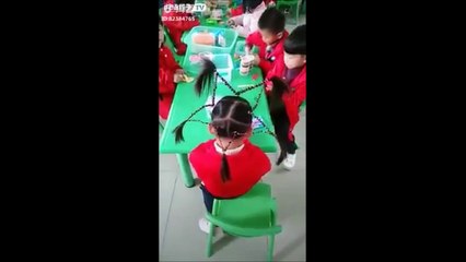 La coiffure de cette fillette est juste ENORME!