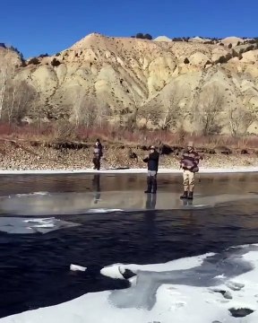 Pêcher en dérivant sur un morceau de banquise en pleine rivière !